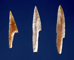 Trois pointes dentelées, de Volgu, période solutréenne, 20000-15000 av. J.-C.